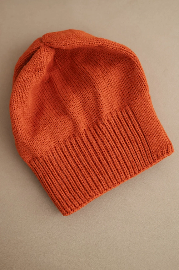 Dámská zimní čepice z vlny s klasickým ribovým vzorem K444 oranžová