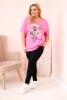 Bluzka damska Plus Size z wiskozy z kwiatowym nadrukiem i napisem różowa