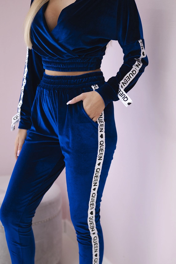 Velúrová súprava s nápisom Queen nevädza