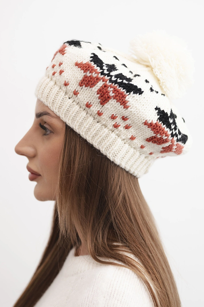 Damenwintermütze aus Wolle mit Schneeflockenmuster und Pompon K457 ecru
