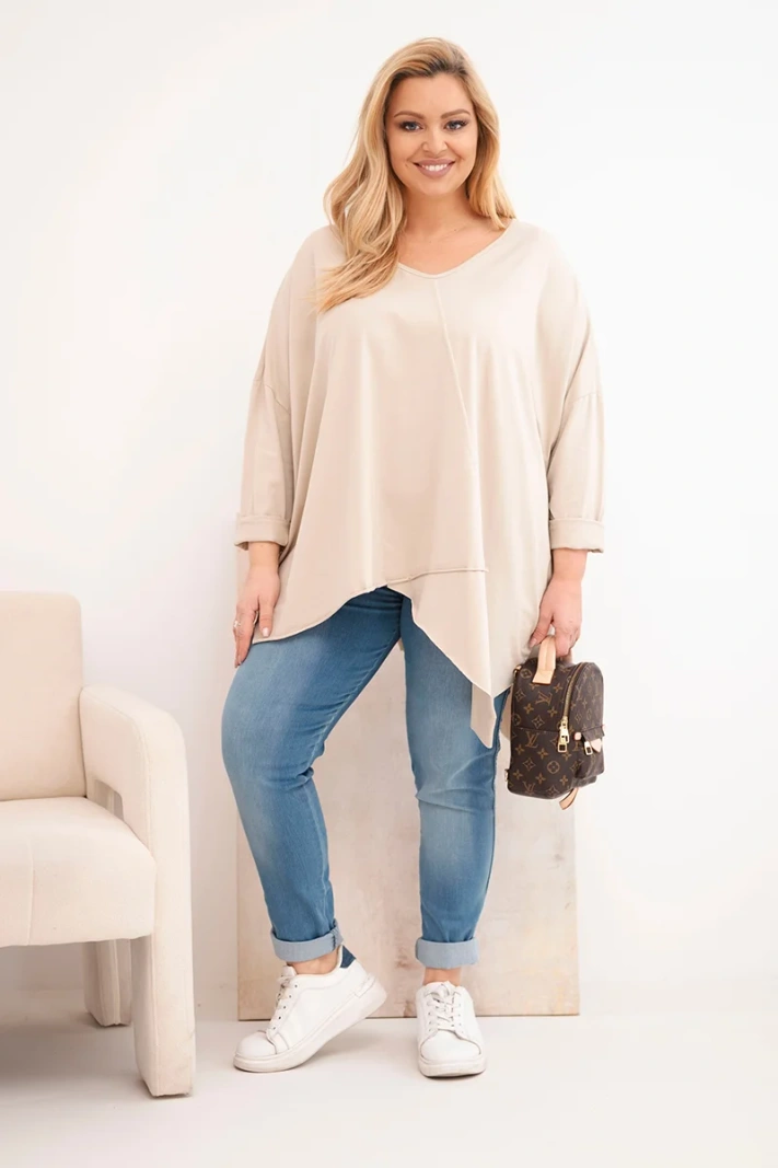 Moteriška medvilninė bluzonė Plus Size su asimetrišku apačia ir V formos iškirpte bežinė