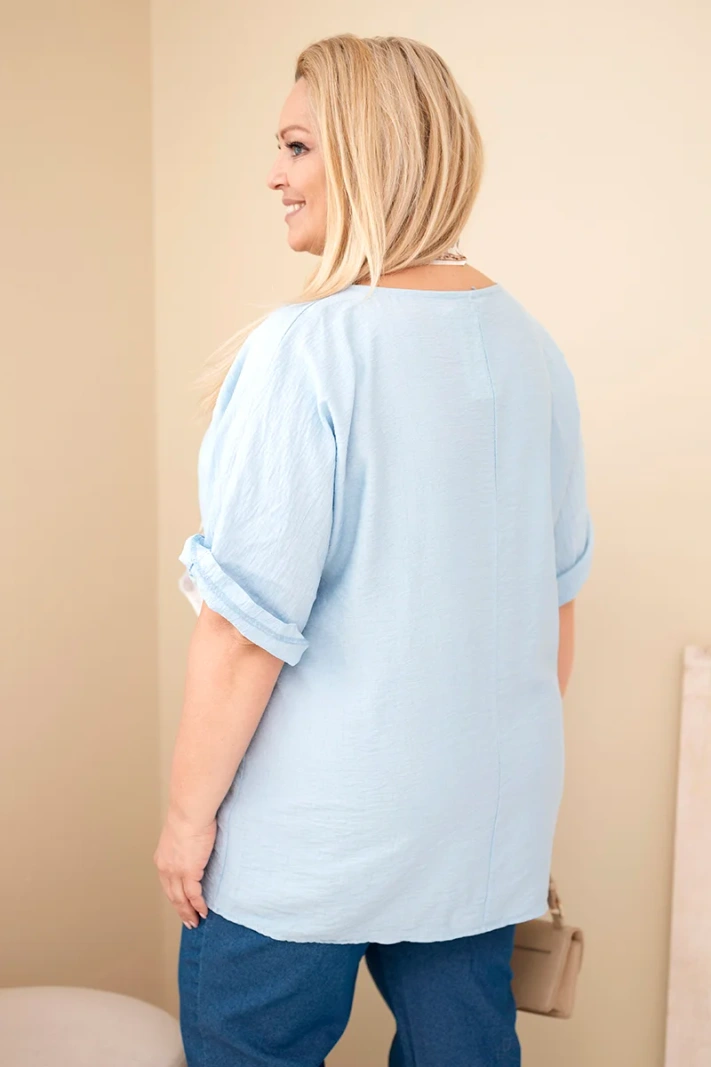 Viskose-Damenbluse in Plus-Size mit kurzem Ärmel und dekorativem Halstuch blau