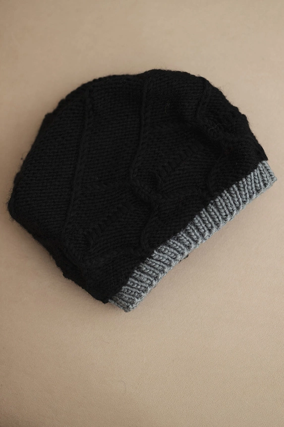 Women's winter hat made of wool with a braided pattern K443 black + gray
