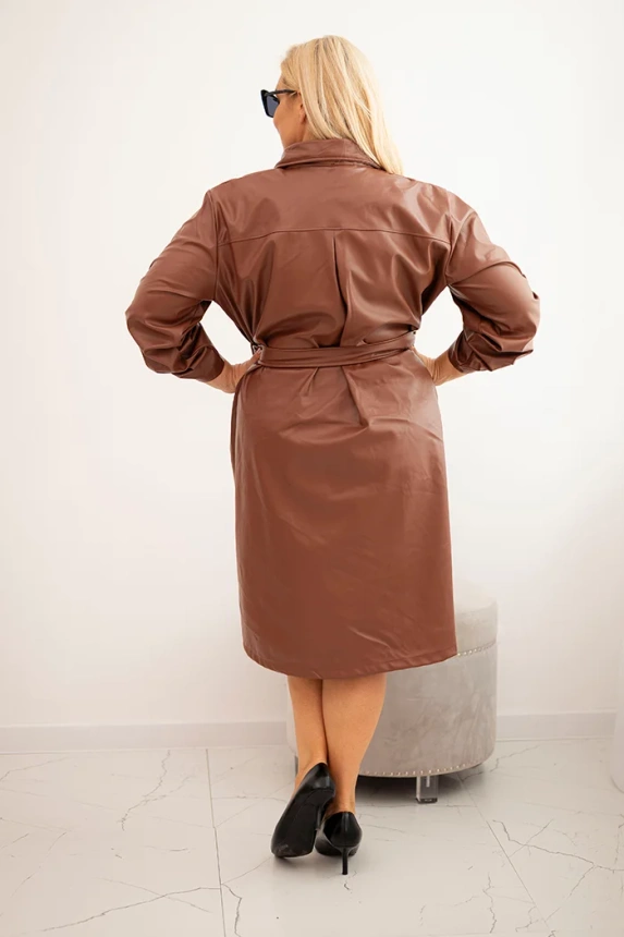 Dámska sukňa z eko-kože Plus Size s pásom a golierom hnedá