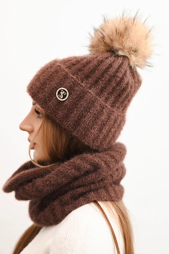 Damenwinterset mit Pompon und Schal braun
