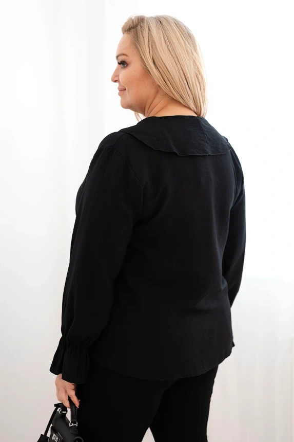 Damenbluse aus Viskose Plus Size mit Rüsche und dekorativer Brosche schwarz