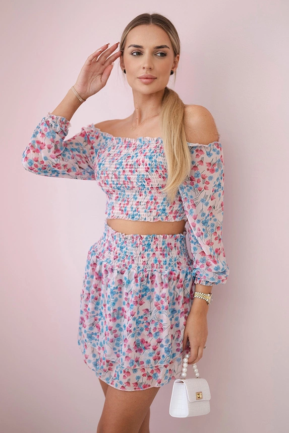 Set with flowers powdered pink