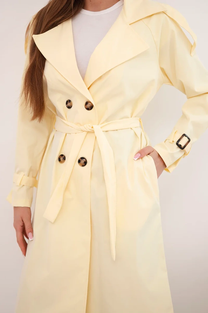 Women's coat tied at the waist with a collar yellow
