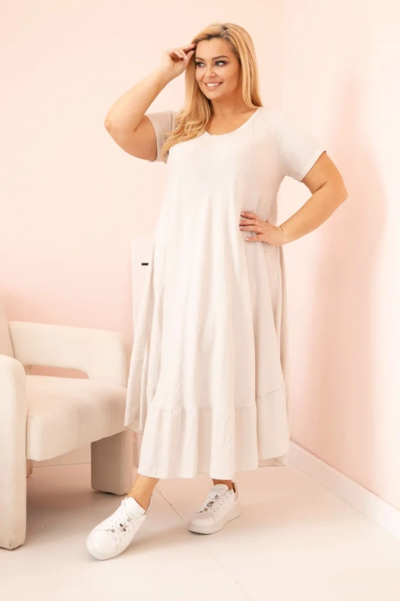 Damenkleid in Übergröße mit kurzen Ärmeln und Rüsche aus leichter Viskose beige
