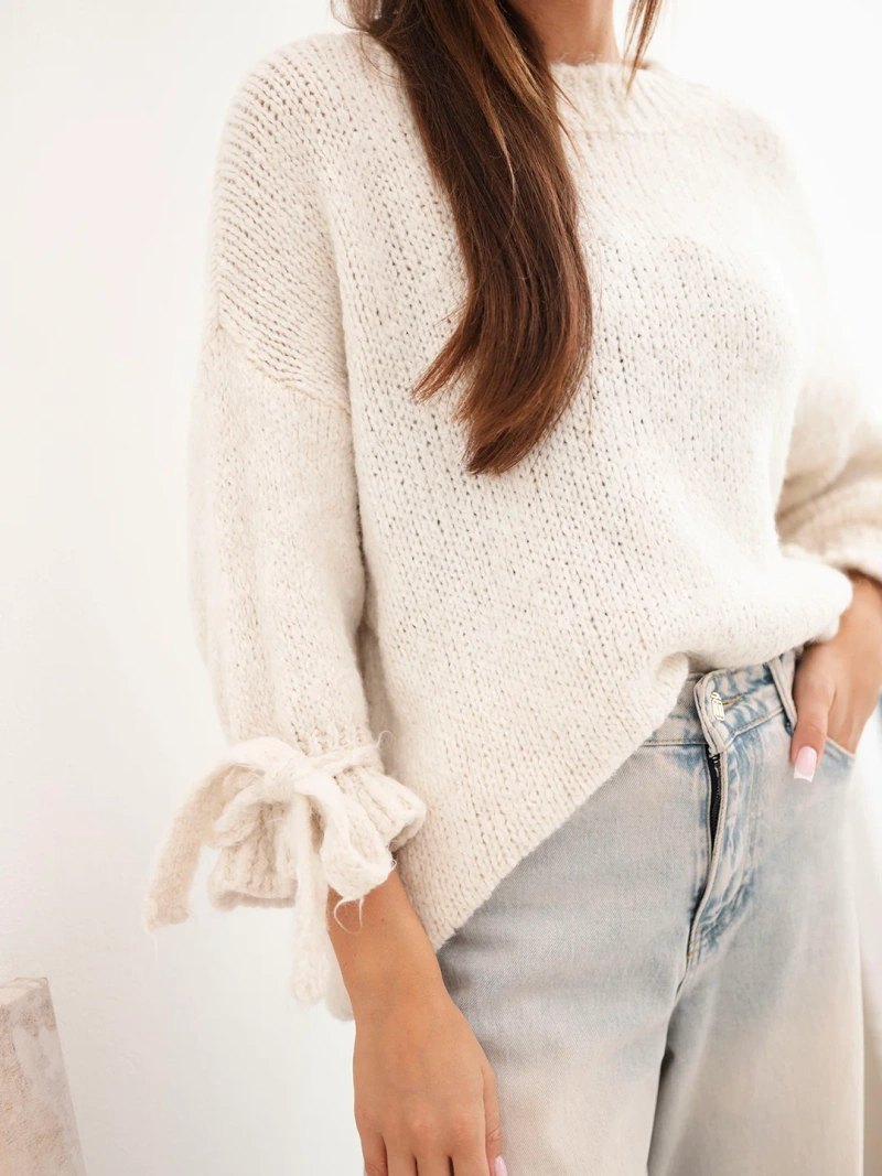 Moteriškas oversize megztinis su raišteliais prie rankovių beige