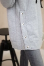 Isoliertes Sweatshirt mit Druckknöpfen grau
