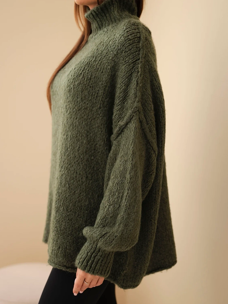 Moteriškas oversize megztinis su vilnos priedu, aukštu kaklu ir plačiomis rankovėmis khaki