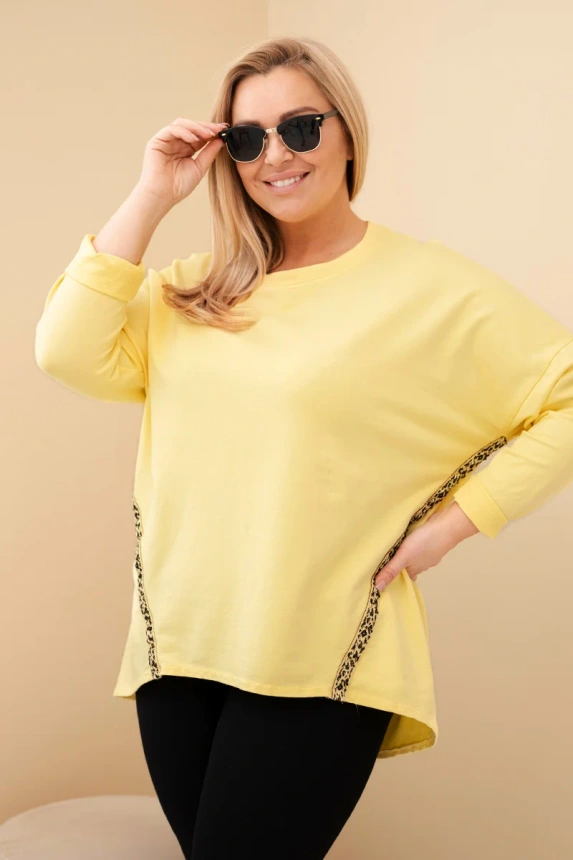 Dámska blúzka Plus Size bavlnená s vyhrnutým rukávom a lampasom v leopardom vzore žltá