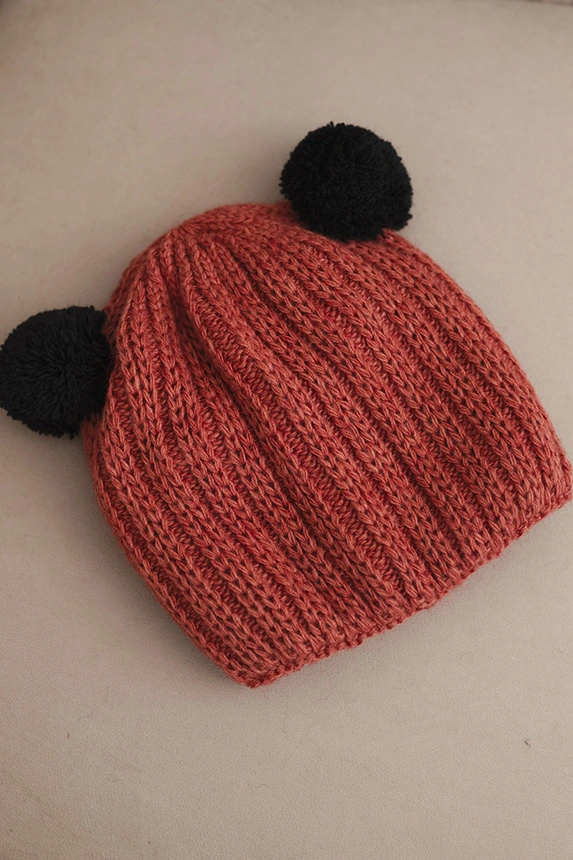 Dámska zimná čiapka z vlny s pompomom K433 hnedá