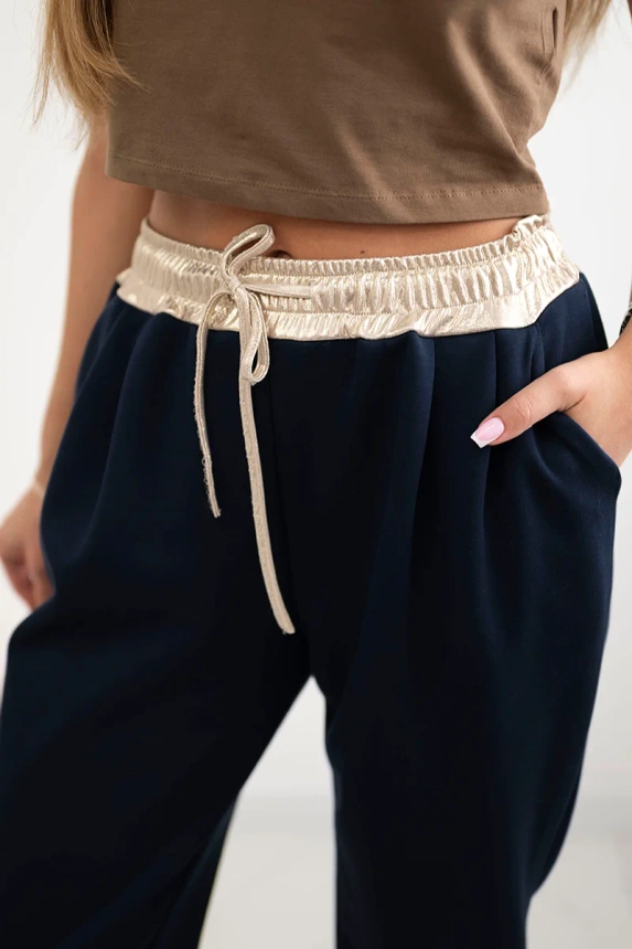 Butterweiche Hose mit goldenem Bund marineblau