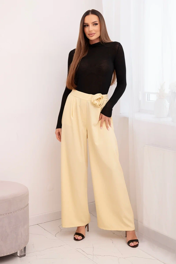 Dámské elegantní kalhoty s širokou nohavicí a ozdobným květem žluté