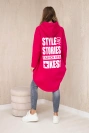 Isoliertes Sweatshirt mit langem Rücken und Kapuze fuchsia