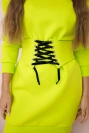 Isoliertes Kleid mit Ziergürtel Pistazie