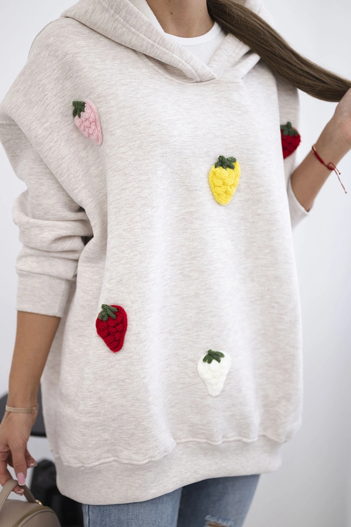 Isoliertes Sweatshirt mit Erdbeermotiv beige meliert