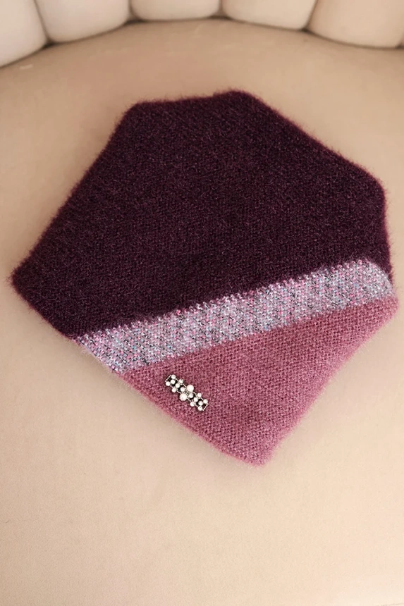 Women's ribbed cap made of modal and viscose with a decorative button ecru