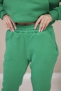 Warming Set mit einem Sweatshirt an der Unterseite gebunden grün