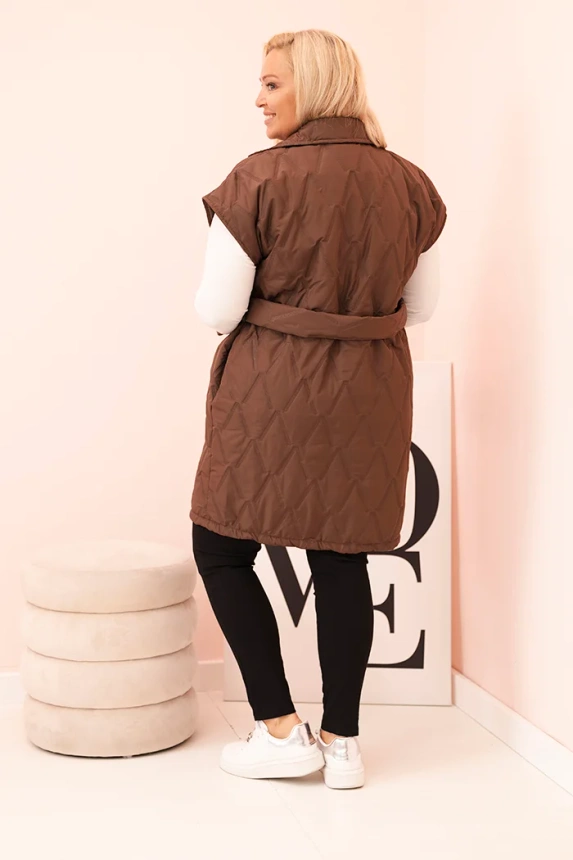Dámská vesta Plus Size prošívaná s páskem a límcem čokoládová