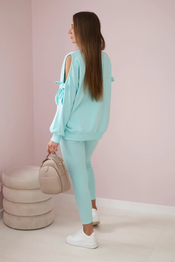 Ein Set Sweatshirt mit Schleife an den Ärmeln und Leggings Minze
