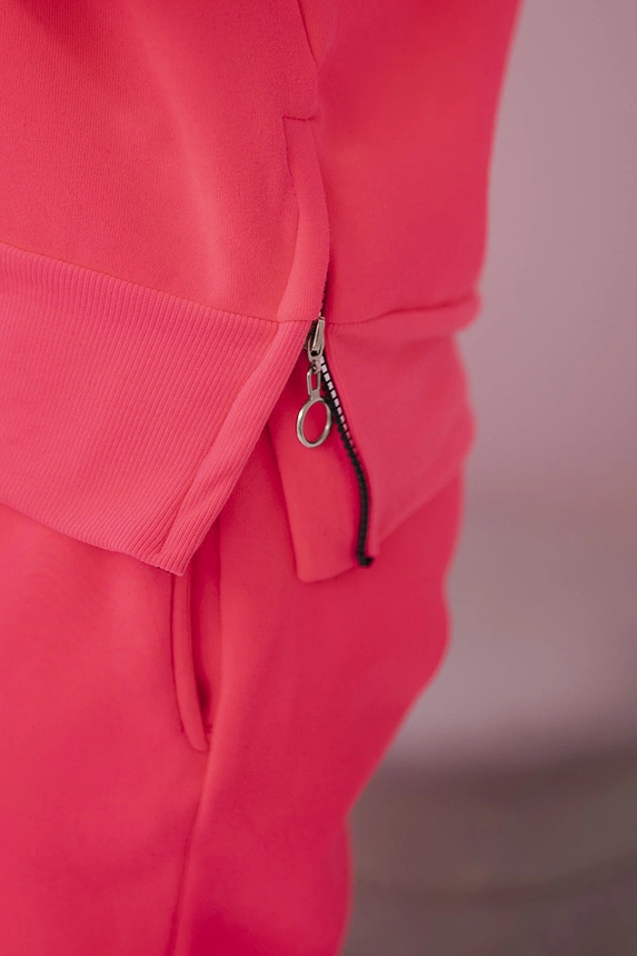 Isolierter Rollkragenpullover und Kapuzenset rosa neon