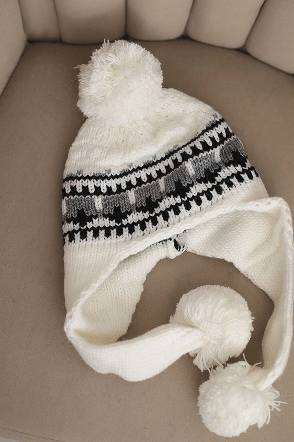 Damenmütze aus Wolle Winter mit Ohrenklappen und Pompons K436 weiß