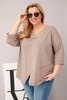 Damenbluse aus Baumwolle in Plus Size mit tiefem V-Ausschnitt und asymmetrischem Saum fango
