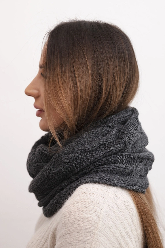 Damenstrickschal aus Wolle weich und warm KN23 grafit