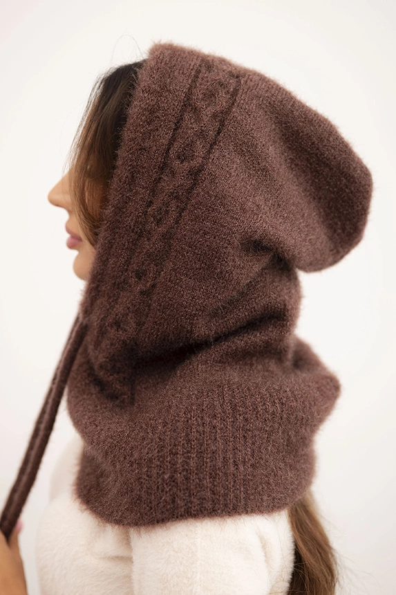Dámská čepice s kapucí, vázáním a copánkovým vzorem hnědá