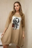 Kleid mit Druck und ausgestelltem Boden camel