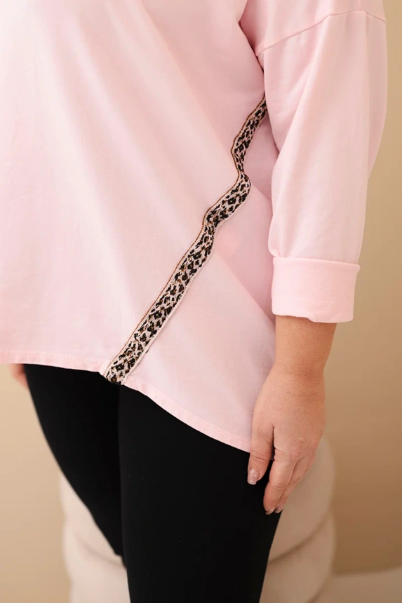 Dámska blúzka Plus Size bavlnená s vyhrnutým rukávom a lampasom v panterke cukrová ružová