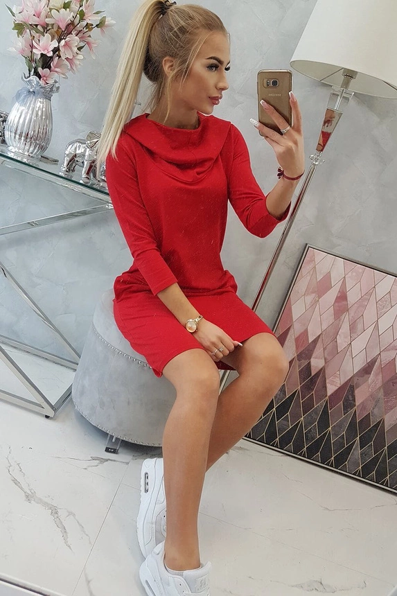 Suknelė su gobtuvu ir kišenėmis raudona