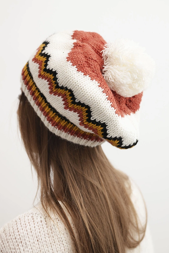 Czapka damska zimowa wełniana z pomponem i kolorowym wzorem K435 ruda + ecru