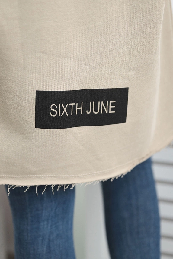 A coatee with subtitles beige