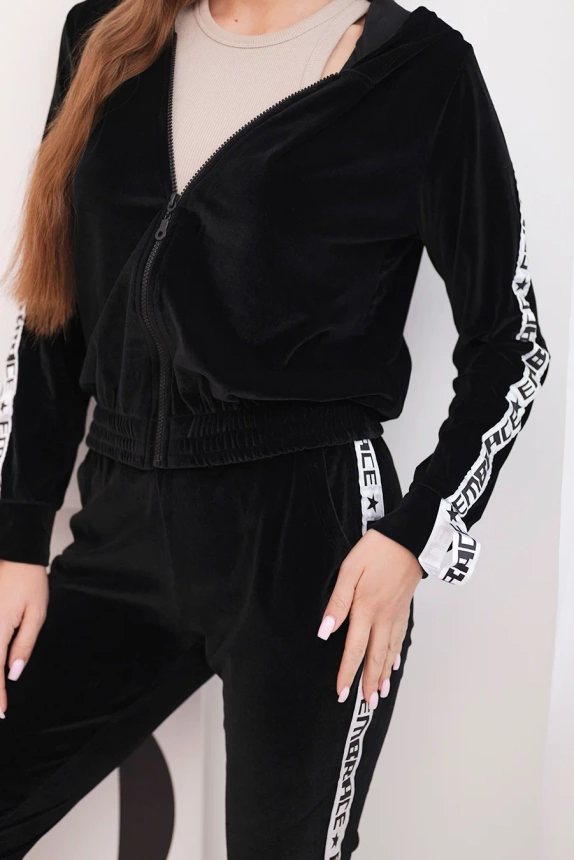 Velurová souprava s ozdobnými stuhami černá