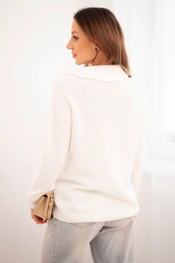 Women's sweater made of baby alpaca with a collar and V-neck ecru