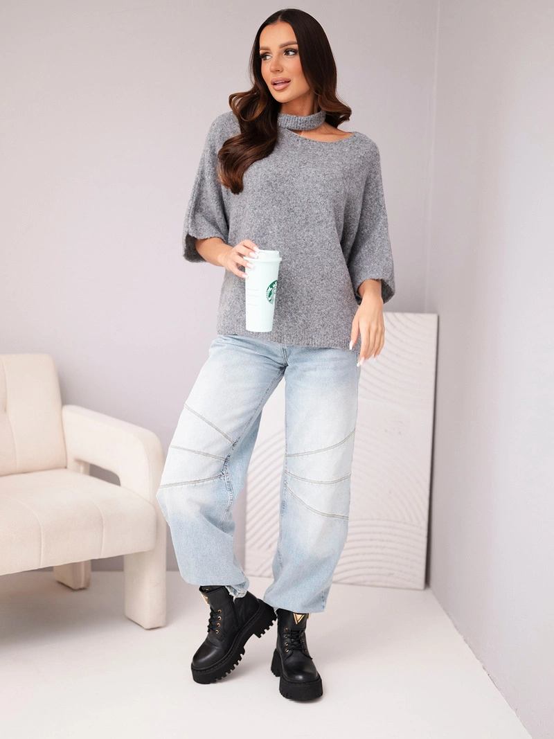 Oversize Damenpullover mit asymmetrischem Ausschnitt und Stehkragen grau