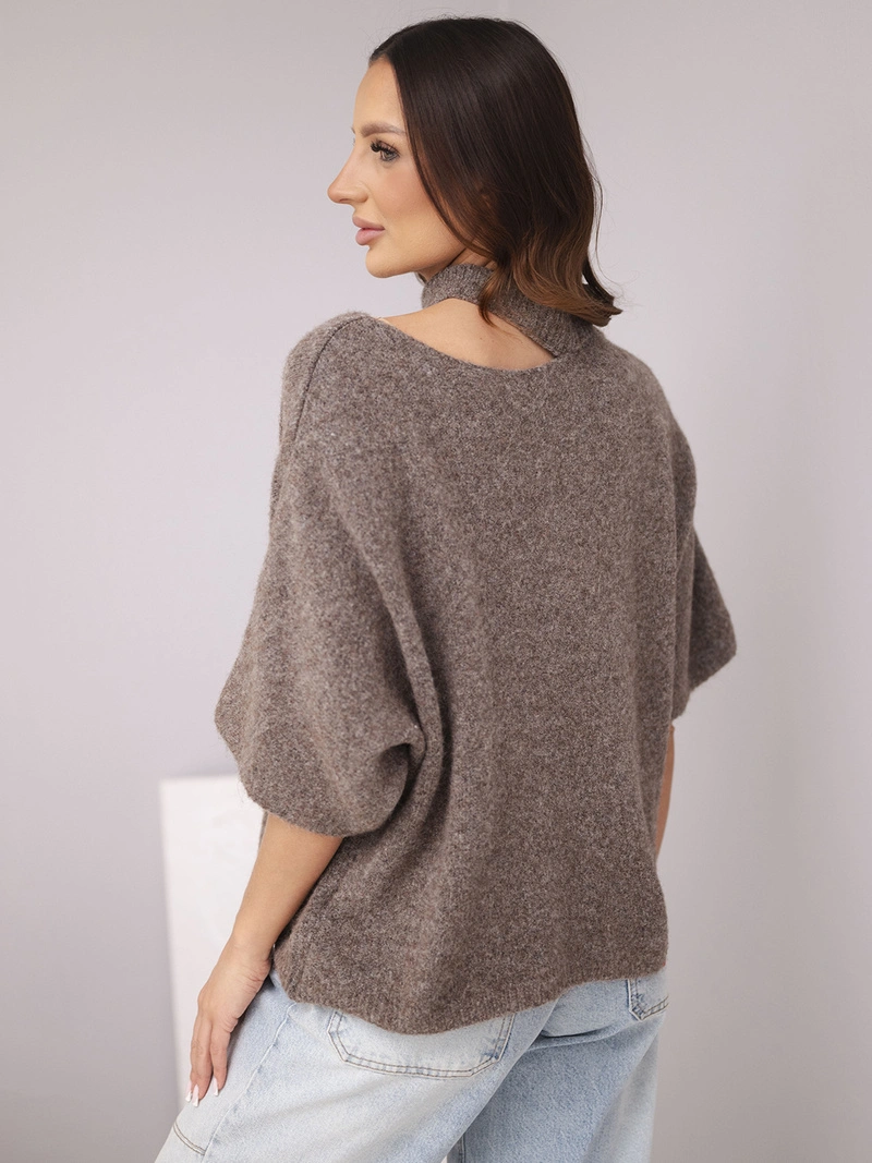 Moteriškas megztinis oversize su asimetrine iškirpte ir pusiau golfu fango