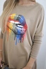 Oversize-Bluse mit Regenbogen-Lippen-Print camel