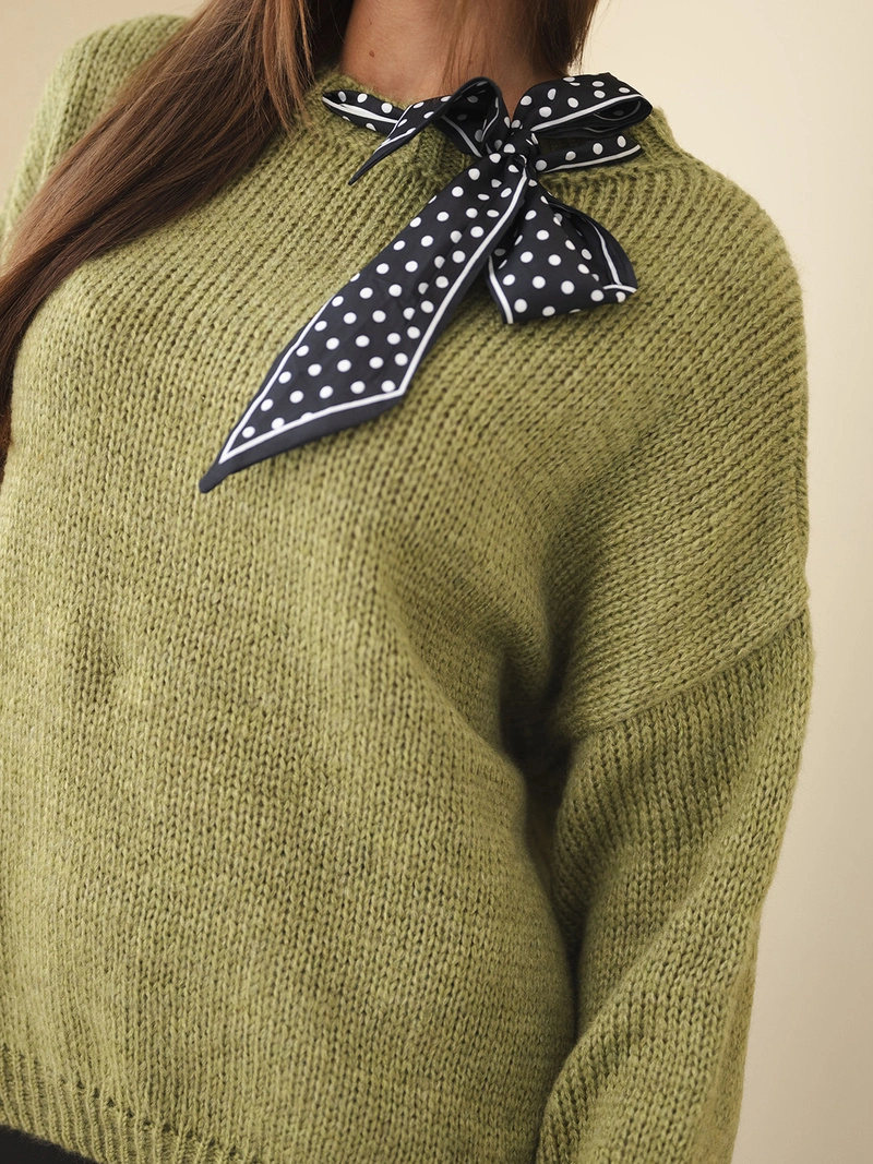 Sweter damski z ozdobnym detalem przy dekolcie oliwkowy