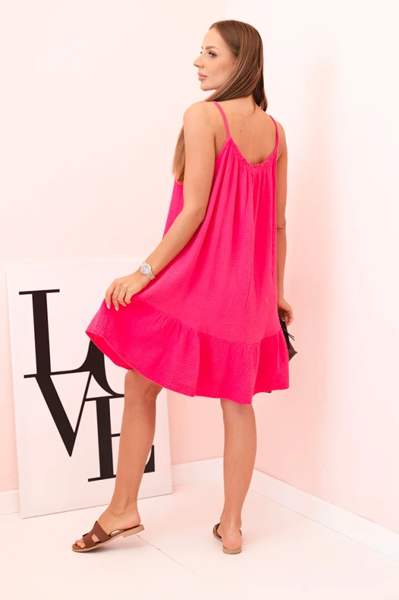 Damenkleid aus Musselin mit Trägern und Rüschen rosa