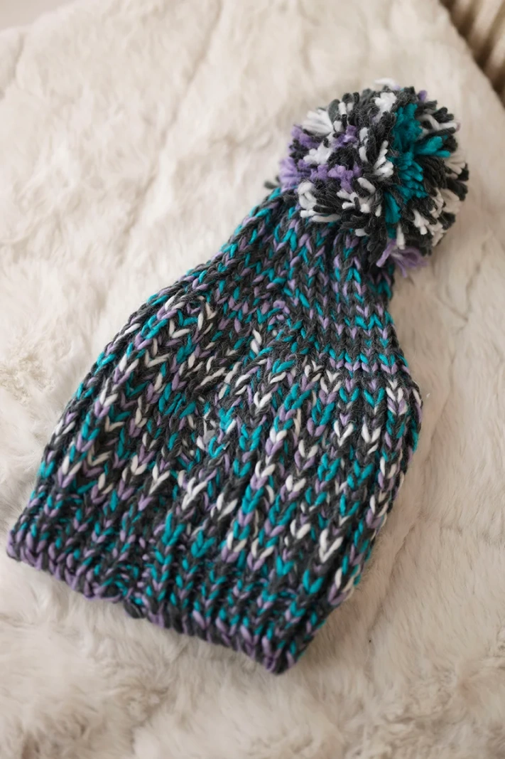 Cap with a pompom Maria K335 turquoise