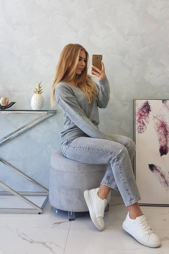 Sweater with V neckline gray