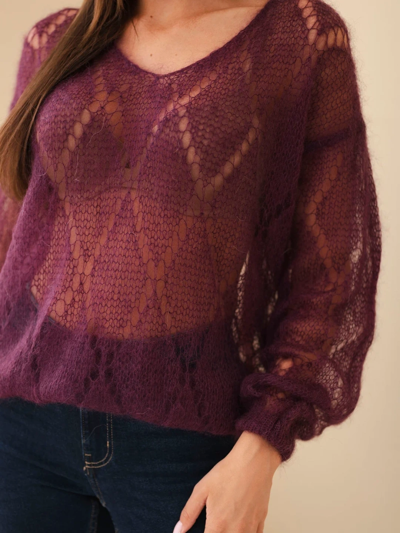 Sweter damski w 80% z moheru ażurowy z dekoltem V śliwkowy