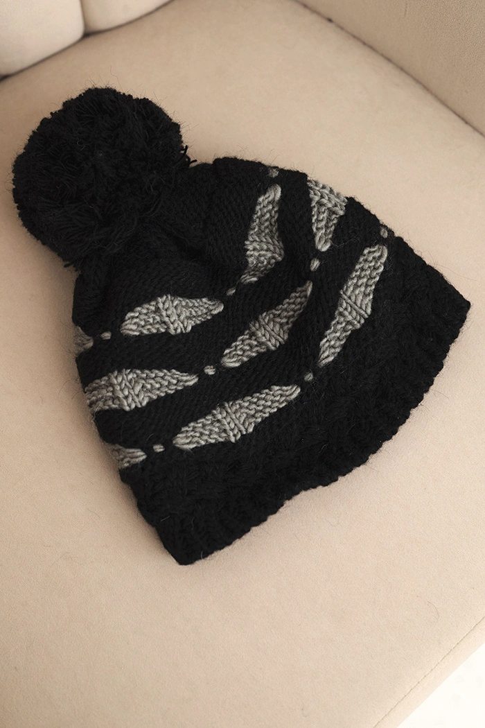 Damenwintermütze gestrickt mit Pompon und Zopfstruktur K466 schwarz