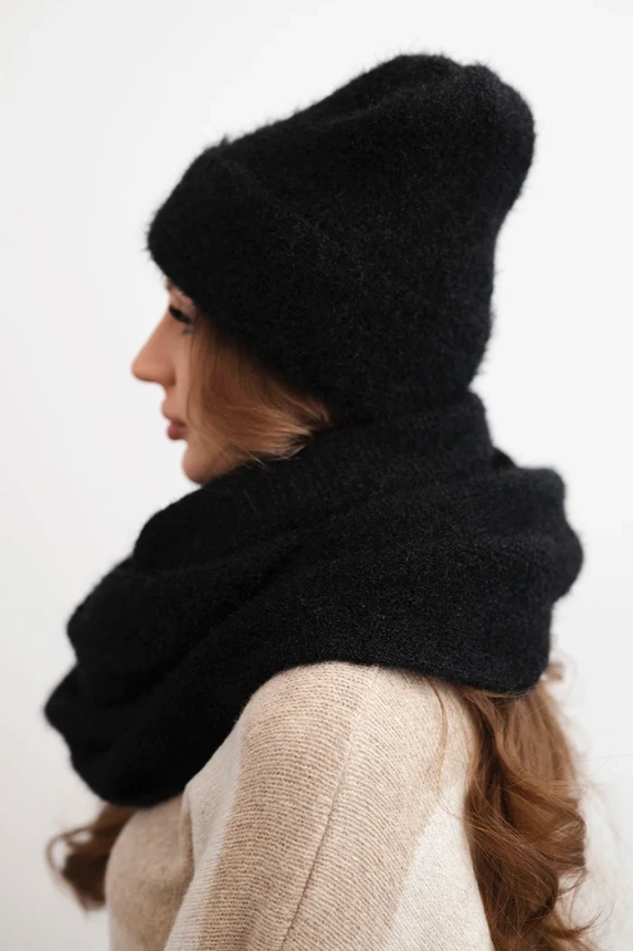 Women's set with a hat and a snood made of soft knit black