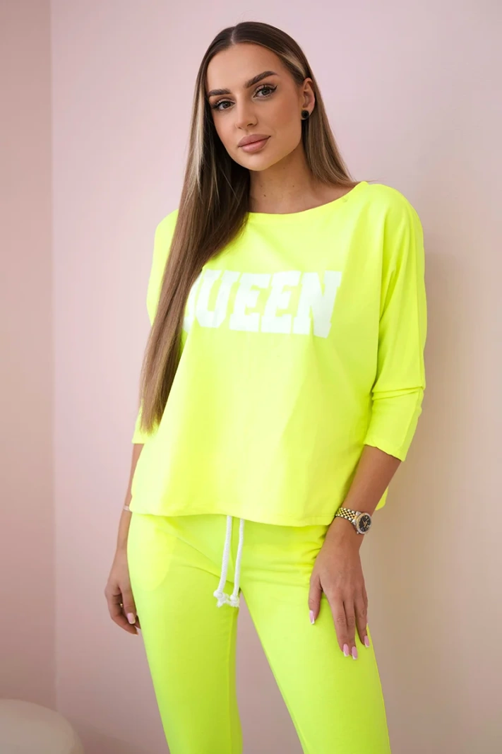 Set with Queen print yellow neon